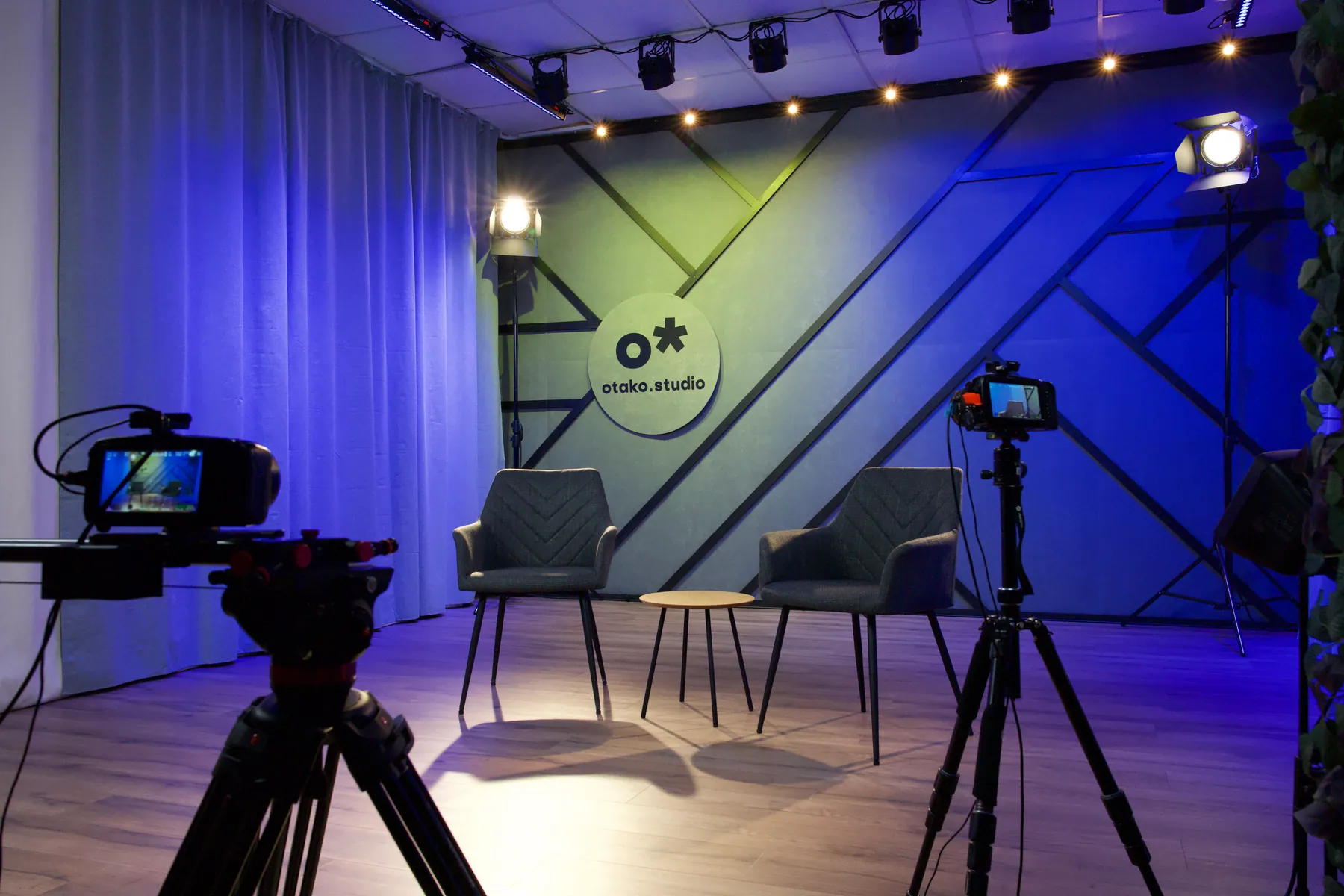 Kamery i oświetlenie przed pustą scenografią rozmowy w Studio 2